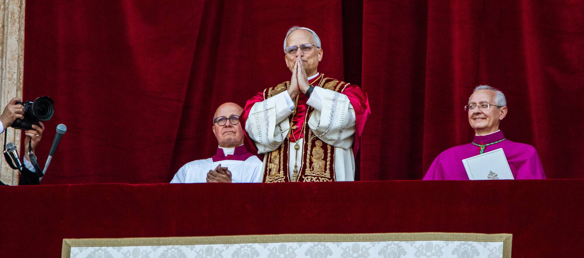 Papst Leo XIV. nach seiner Bekanntgabe auf der Loggia des Petersdoms